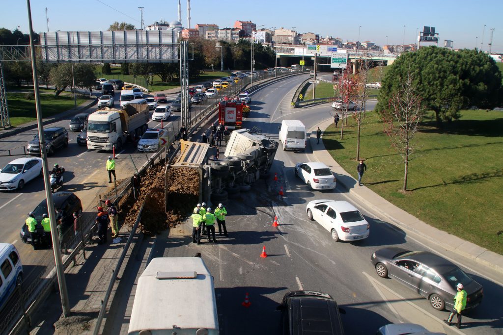 إسطنبول ..انقلاب شاحنة بمنطقة شيشلي ونجاة سائق بأعجوبة