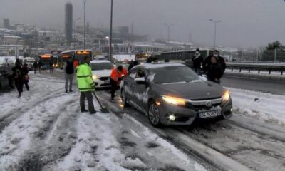 كثافة ثلوج إسطنبول تعطل طريق E-5 بشكل جزئي (فيديو)