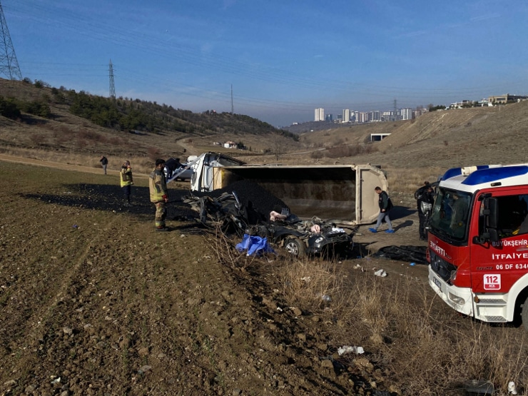 حادث مروع في أنقرة: شاحنة قطران تدهس شاحنة صغيرة وتسبب فاجعة!